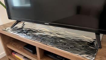 Poner papel aluminio debajo del televisor: por qué recomiendan hacerlo y para qué sirve