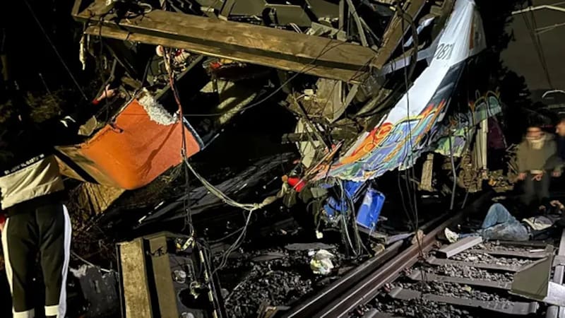 Un temporal de lluvias provocó el colapso de un muro que impactó contra un convoy en la línea R4 entre Gelida y Sant Sadurní d’Anoia, en la provincia de Barcelona (@fitjordi).