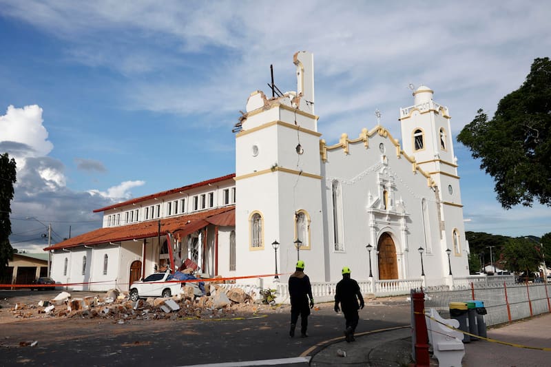 Socorristas caminan frente a la Catedral San Juan Bautista, en Penonomé (Panamá).