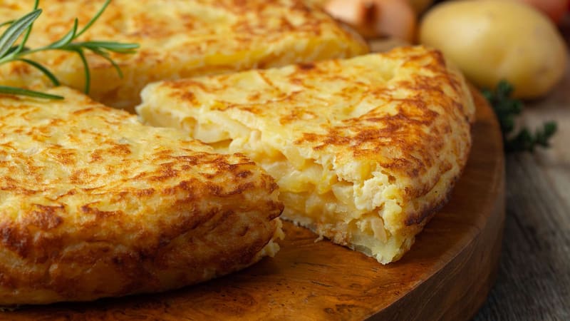 Una abuela reveló el truco para cocinar la mejor tortilla de papa y que quede en el punto justo: “No lo tiro…”