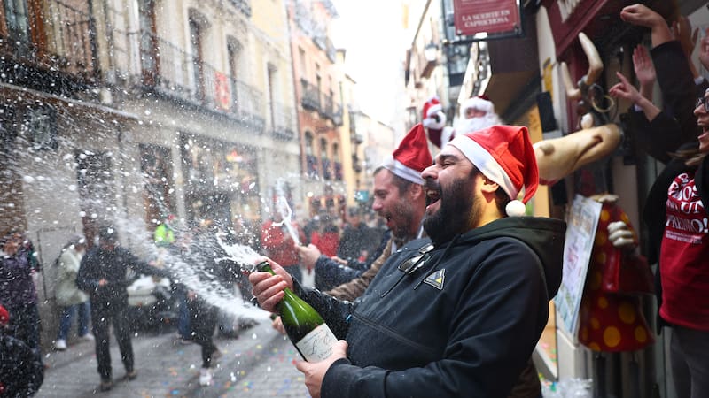 TOLEDO, 22/12/2025.- Una administración de Toledo celebra la venta del número 41.716, un quinto premio del Sorteo Extraordinario de la Lotería de Navidad. EFE/Ismael Herrero