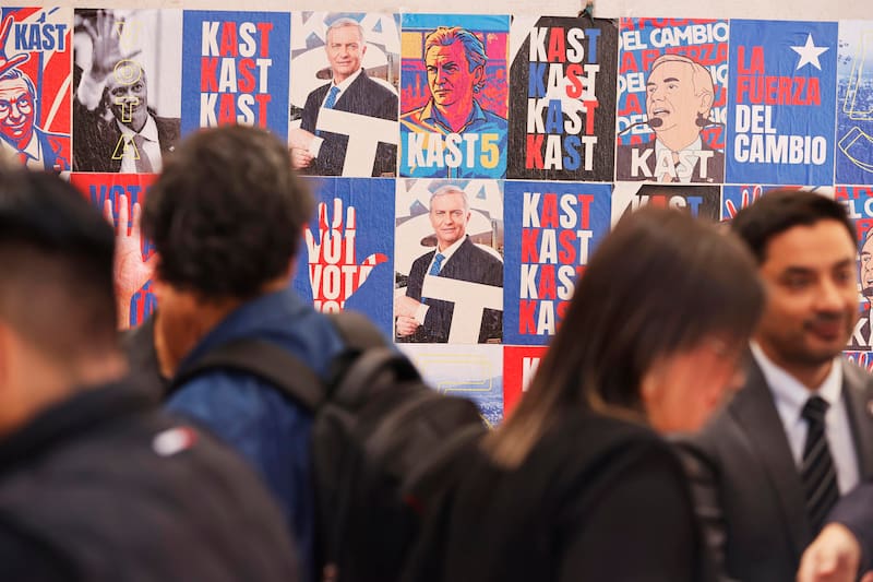 Afiches alusivos al candidato presidencial José Antonio Kast, del Partido Republicano y Social Cristiano.