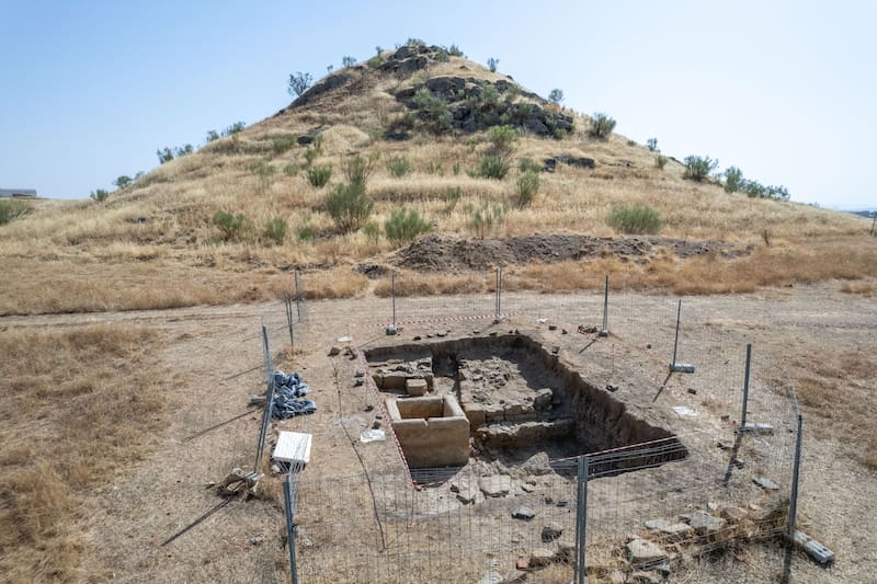 El recinto excavado conserva indicios de un cenotafio honorífico considerado excepcional por su singularidad en Córdoba y su escasez en Hispania.