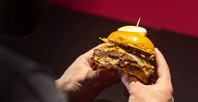 La propuesta de Smash Hiro se centra en hamburguesas smash, una técnica que prioriza textura crujiente y sabor intenso.