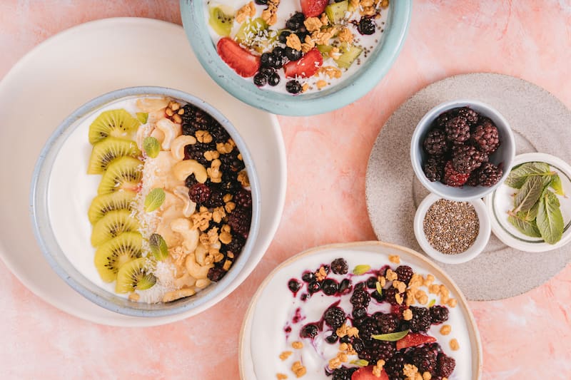 Una dieta equilibrada incluye frutas, verduras, cereales integrales y proteínas de calidad.