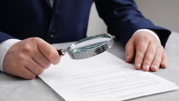 Una empleada pidió baja médica por ansiedad. Su empresa contrató un detective privado y la descubrió trabajando para la competencia