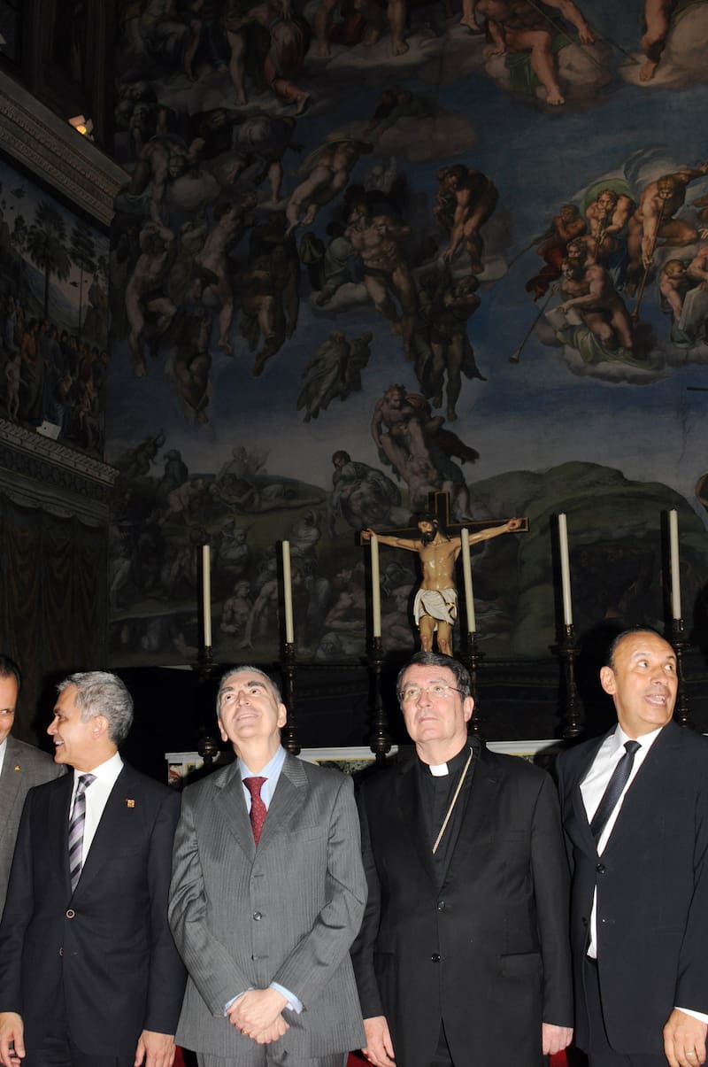 Las imágenes de la réplica retratan este encuentro: muros saturados de figuras en movimiento, cuerpos modelados con vigor renacentista y un dramatismo que envuelve al espectador.