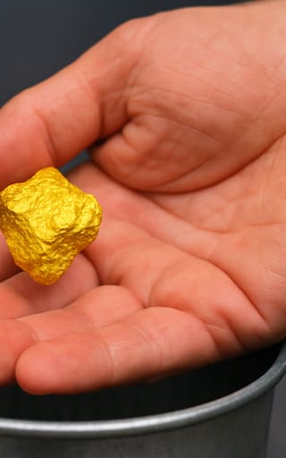 Todos lo botan a la basura pero contiene oro de 22 quilates que puede valer miles de dólares