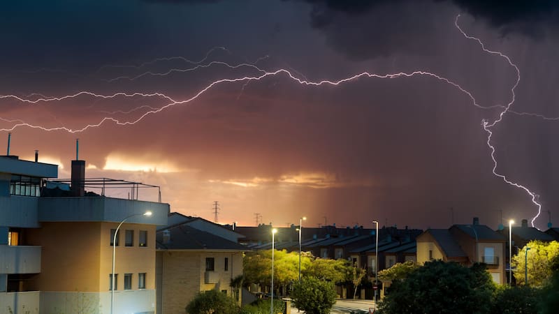 Sigue la alerta por el huracán Polo para este miércoles: se esperan lluvias y vientos en Jalisco, Colima, Michoacán y Guerrero. Fuente: Shutterstock.
