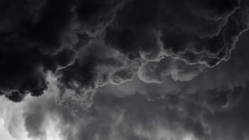 Se acerca un bloque de nubes negras con una intensa tormenta de granizo y viento: activan alertas en varias provincias del país