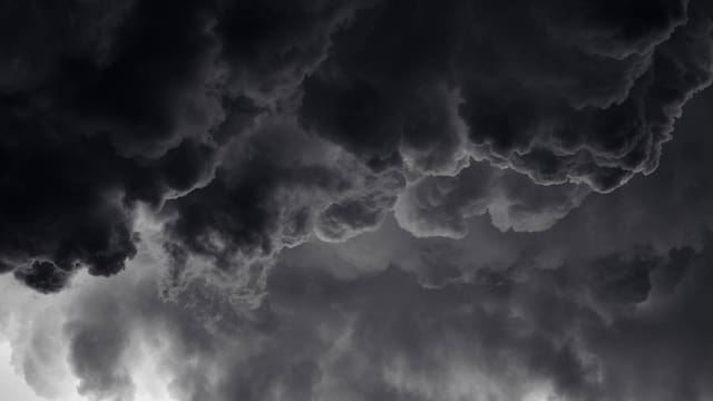 Se acerca un bloque de nubes negras con una intensa tormenta de granizo y viento: activan alertas en varias provincias del país