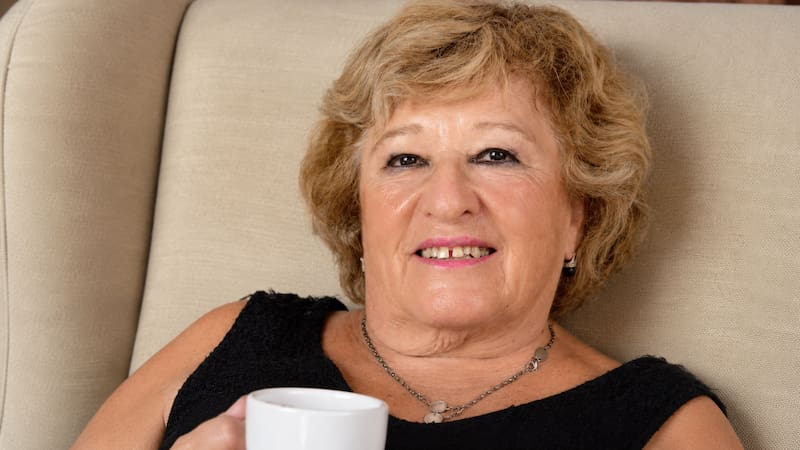 Una mujer logra una pensión vitalicia tras pasar 32 años dedicada al hogar: la Justicia le reconoció 80.000 euros. Representación con IA.