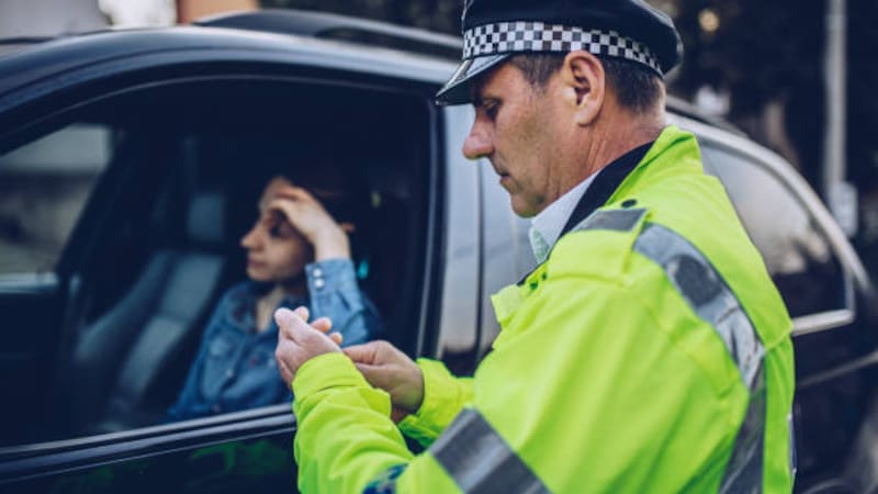 Una nueva medida endurece las sanciones para quienes no respeten los límites de velocidad en zonas clave. Las autoridades buscan reducir accidentes y reforzar la seguridad vial con multas que ya generan alerta entre conductores.
