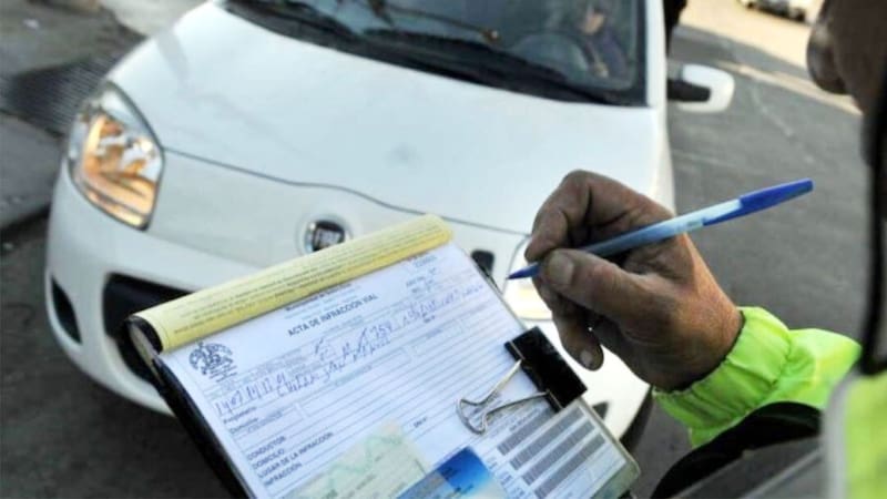 Una nueva medida endurece las sanciones para quienes no respeten los límites de velocidad en zonas clave. Las autoridades buscan reducir accidentes y reforzar la seguridad vial con multas que ya generan alerta entre conductores.