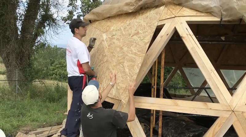 Una pareja desarrolla una técnica para construir su propia casa sustentable y de bajo costo para vivir sin pagar renta.