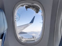 Una ventanilla explotó en pleno vuelo y un pasajero quedó con la cabeza fuera del avión: “Lo agarramos antes de que saliera”