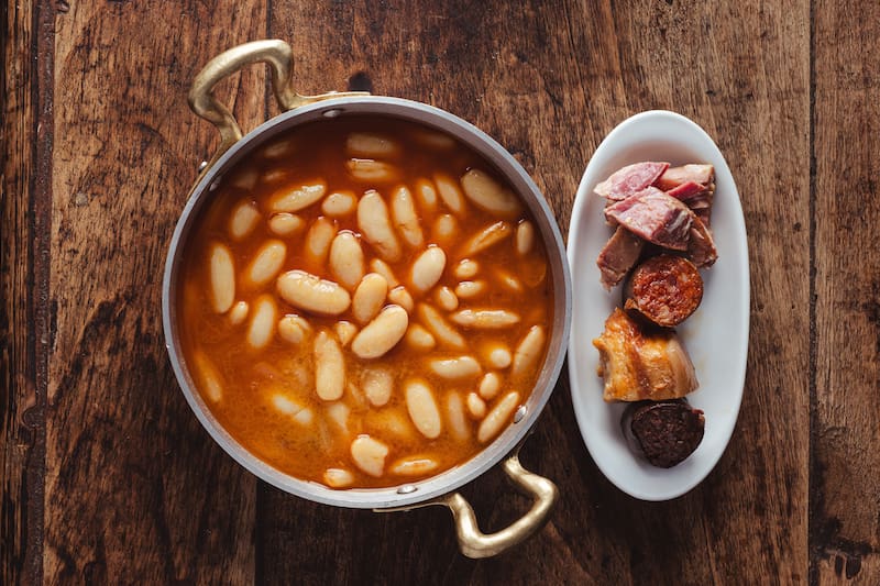 La cocina local combina producto del Cantábrico con platos de cuchara como la fabada, una de las recetas más representativas de Asturias.