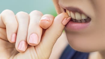 El peor hábito de todos: comerse las uñas puede traer graves consecuencias para la salud