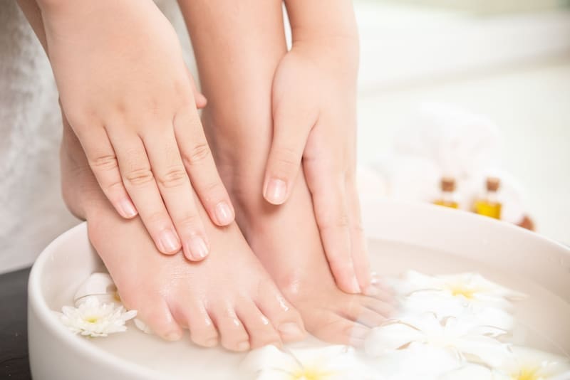 Colocar los pies en agua con vinagre: qué significa y qué beneficios reales tiene (foto: archivo).