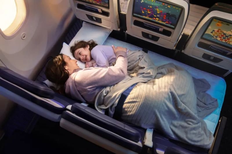 La propuesta, bautizada como “Relax Row”, apunta directamente a quienes buscan mayor comodidad en vuelos largos sin pagar los elevados precios de la clase ejecutiva. Imagen: archivo.