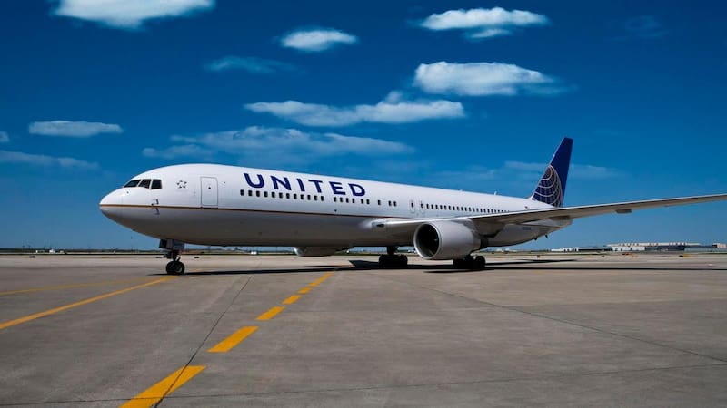 United Airlines analiza una posible fusión con su mayor competidora American Airlines