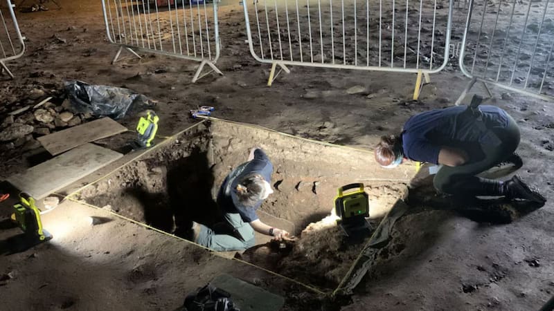 El sitio es la Cueva Wogan, ubicada bajo el Castillo de Pembroke, y los investigadores de la Universidad de Aberdeen lo definieron como el archivo prehistórico más importante del Reino Unido.