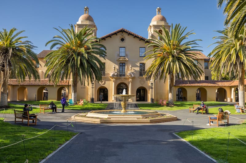 El Knight-Hennessy Scholars es un programa multidisciplinario de desarrollo de liderazgo, con financiación completa, dirigido a estudiantes de posgrado que busquen instruirse en alguna de las siete facultades de Stanford. (Fuente: X/@Stanford)
