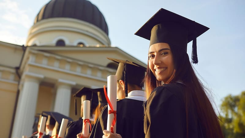 ¿Cuánto puede cobrar un universitario en total? Fuente: Shutterstock