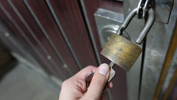 El fin de los ocupas: habrá desalojo inmediato y hasta 20 años de cárcel para quienes tomen casas