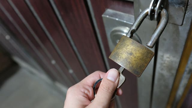 El fin de los ocupas: habrá desalojo inmediato y hasta 20 años de cárcel para quienes tomen casas