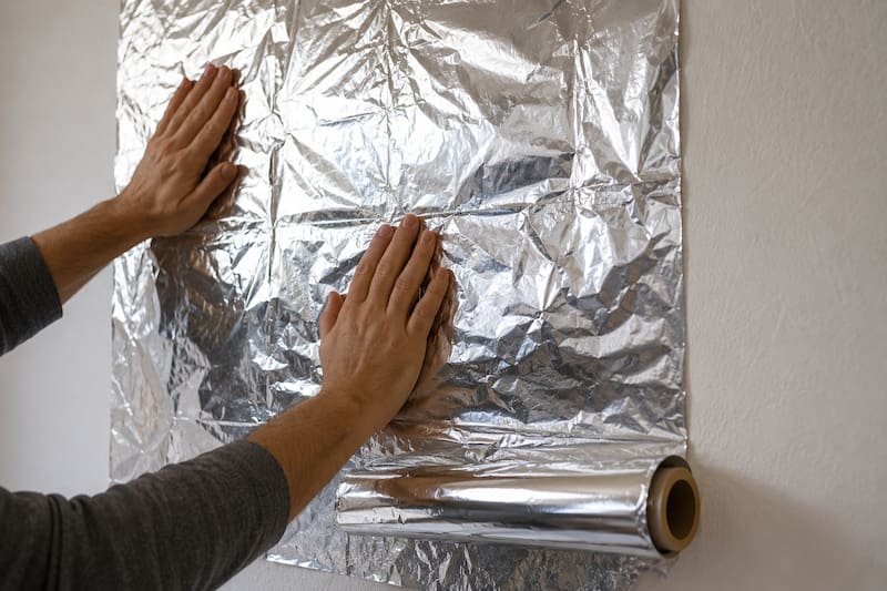 Uno de los trucos más virales para detectar si se padece humedad en una pared es el de pegar papel aluminio en la zona afectada. (Foto: ChatGPT)