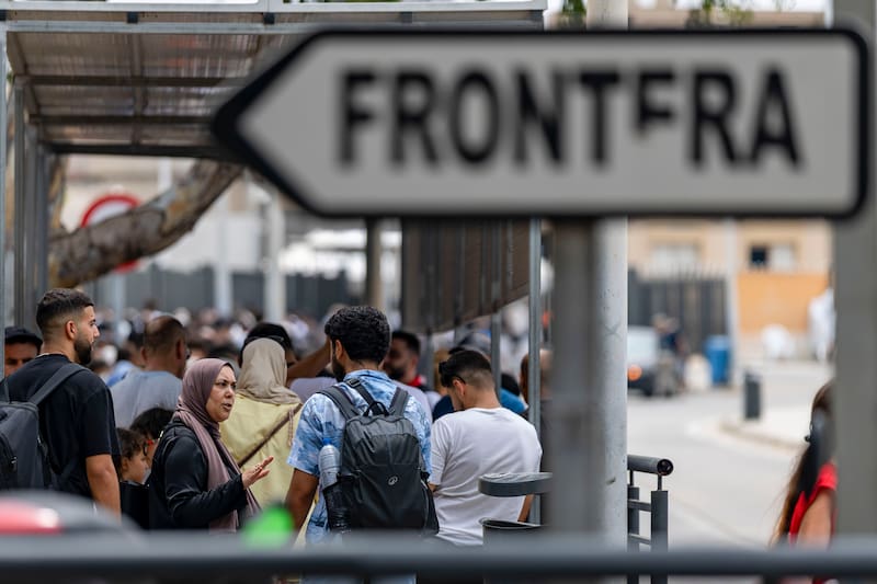 MELILLA, 01/08/2026.- Unos 170 vehículos han pasado la frontera terrestre de Melilla hacia Marruecos en sus primeras horas de reapertura gradual tras 36 horas de cierre motivado por la presión migratoria en la ciudad autónoma, lo que había provocado el bloqueo de alrededor de 700 coches de la Operación Paso del Estrecho (OPE).EFE/ Giner