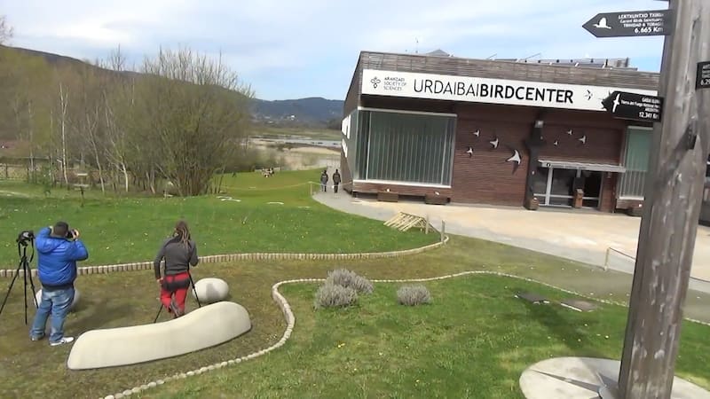 Urdabai Bird Center, el observatorio de aves más importante de España, se integra de forma natural en el paisaje y la vida cotidiana del pueblo.