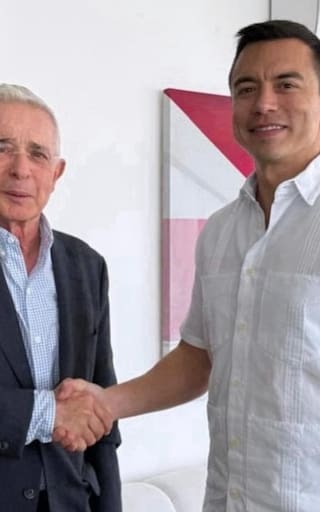 Álvaro Uribe responde a Gustavo Petro por polémica foto con Daniel Noboa y niega reunión reciente en Ecuador