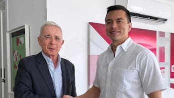 Álvaro Uribe responde a Gustavo Petro por polémica foto con Daniel Noboa y niega reunión reciente en Ecuador