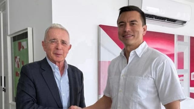 Álvaro Uribe responde a Gustavo Petro por polémica foto con Daniel Noboa y niega reunión reciente en Ecuador