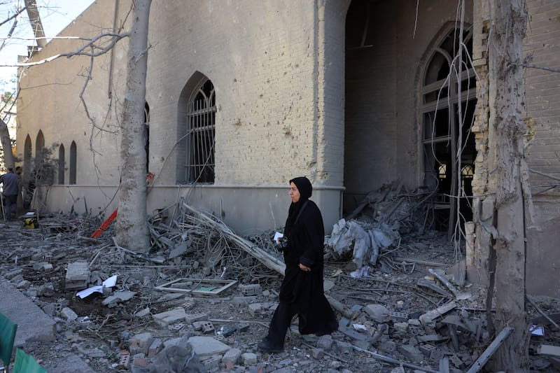 TEHRAN (Iran (Islamic Republic Of)), 07/04/2026.- A member of the media works amid the debris of a damaged building at the Sharif University after an airstrike in Tehran, Iran, 07 April 2026. A joint Israeli and US military operation continues to target multiple locations across Iran since the early hours of 28 February 2026. (Teherán) EFE/EPA/ABEDIN TAHERKENAREH