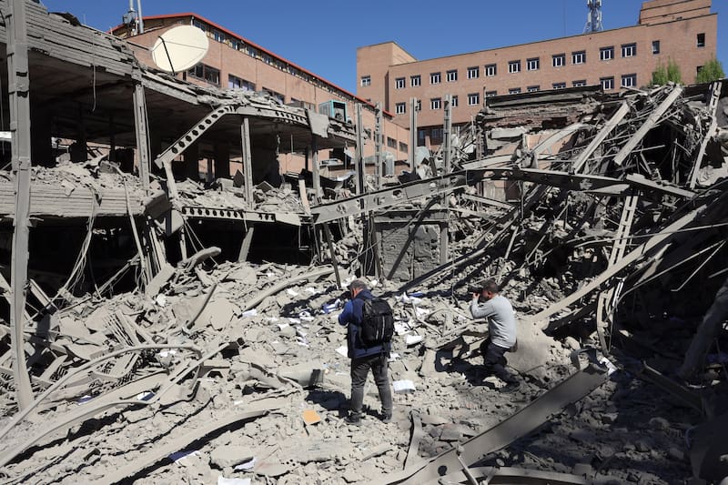 Periodistas trabajan entre los escombros de un edificio dañado en la Universidad Sharif tras un ataque aéreo en Teherán, Irán, el 7 de abril de 2026.