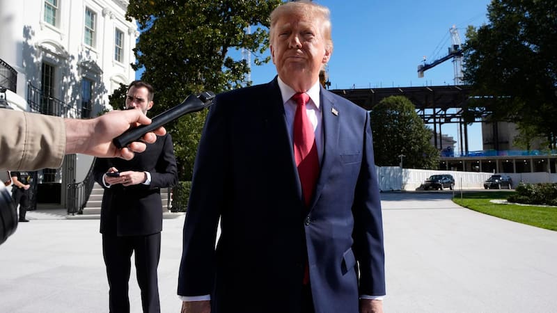 Washington (United States), 25/10/2026.- US President Donald Trump speaks to members of the media on the South Lawn of the White House before boarding Marine One en route Port Huron, Michigan in Washington, DC, USA, 25 October 2026. EFE/EPA/YURI GRIPAS / POOL