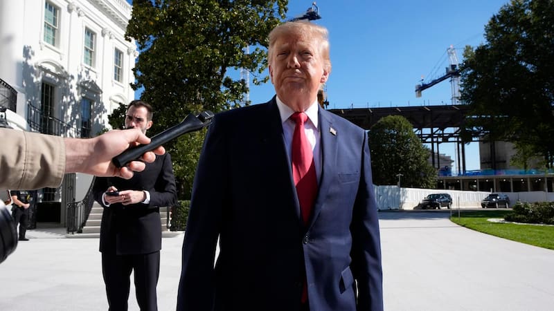 Washington (United States), 25/10/2026.- US President Donald Trump speaks to members of the media on the South Lawn of the White House before boarding Marine One en route Port Huron, Michigan in Washington, DC, USA, 25 October 2026. EFE/EPA/YURI GRIPAS / POOL