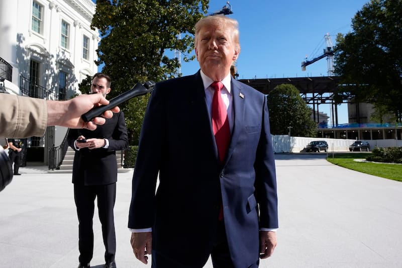 Washington (United States), 25/10/2026.- US President Donald Trump speaks to members of the media on the South Lawn of the White House before boarding Marine One en route Port Huron, Michigan in Washington, DC, USA, 25 October 2026. EFE/EPA/YURI GRIPAS / POOL