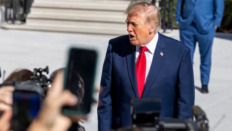 WASHINGTON (USA), 07/10/2026.- US President Donald J. Trump responds to a question from the news media as he walks to board Marine One on the South Lawn of the White House in Washington, DC USA, 07 October 2026. President Trump is scheduled to speak at a midterm campaign rally in support of Republican US Senate candidate Ken Paxton who faces Democrat James Talarico in November election. EFE/EPA/SHAWN THEW