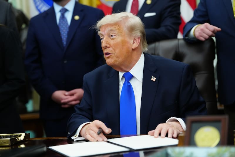 WASHINGTON (UNITED STATES OF AMERICA), 30/04/2026.- US President Donald J. Trump speaks as signs executive orders in the Oval Office of the White House in Washington, DC, USA, 30 April 2026. EFE/EPA/AARON SCHWARTZ / POOL