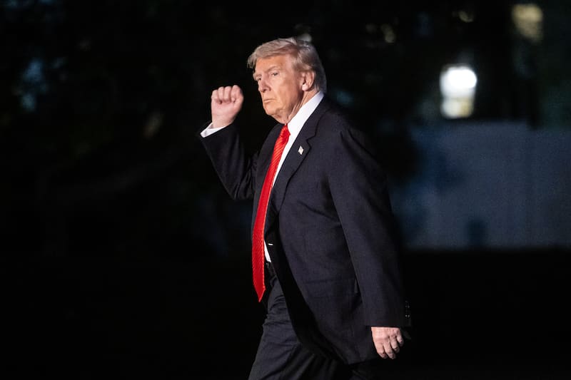 Washington (United States), 03/11/2025.- US President Donald Trump walks on the South Lawn of the White House in Washington, DC, USA, 02 November 2025. EFE/EPA/Francis Chung / POOL