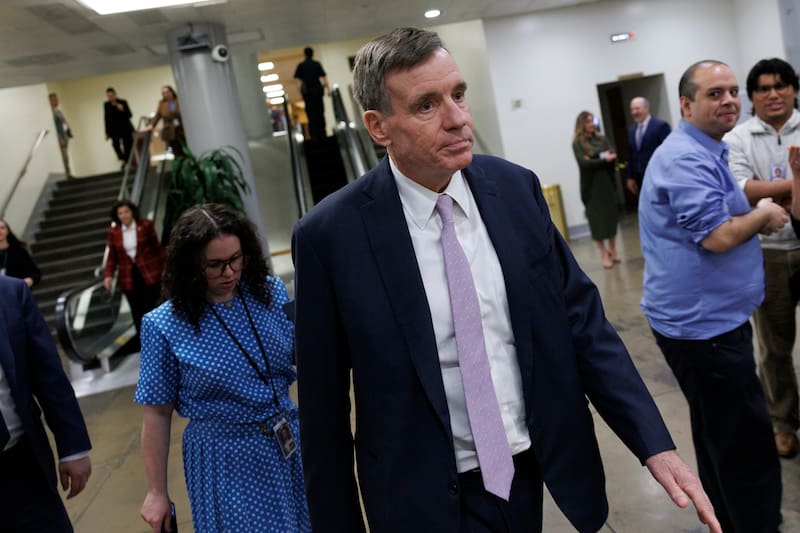 “Nunca he recibido, en ninguna de las sesiones informativas, una descripción de cuál sería la fase dos”, dijo el senador por Virginia Mark Warner.