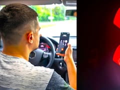 Es oficial | Multarán a todos los conductores que usen el teléfono en semáforos o carreteras incluso si está en modo manos libres