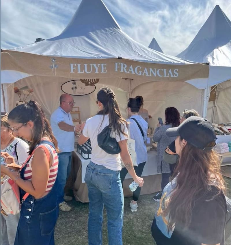 Usan vidrio, madera y promueven el refill de velas para extender la vida útil de los envases.