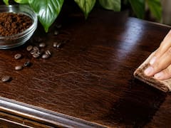 Usar café usado para limpiar muebles de madera oscura: para qué sirve y cuáles son sus beneficios