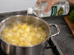 Usar vinagre al hervir las papas: para qué sirve y porqué los expertos lo recomiendan