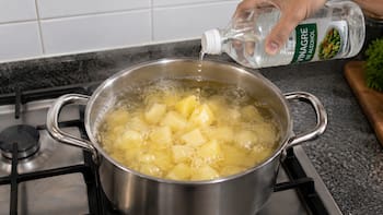 Usar vinagre al hervir las papas: para qué sirve y porqué los expertos lo recomiendan